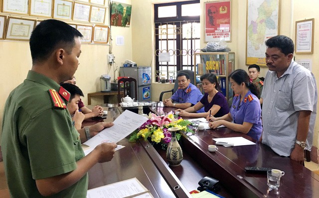 Vết đinh trên tấm kính