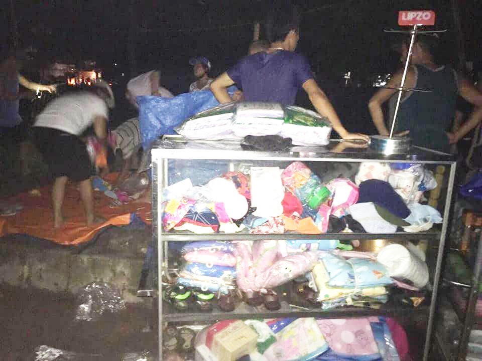 Cháy lớn chợ Gạo trong đêm: Tiểu thương khóc ròng - Ảnh 4.
