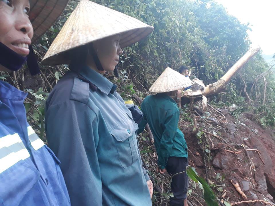 M&aacute;y bay đ&acirc;m v&agrave;o n&uacute;i g&acirc;y n&ecirc;n tiếng nổ rung chuyển cả v&ugrave;ng, kh&oacute;i bốc cao - Ảnh 2.