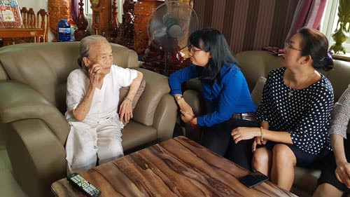 LĐLĐ TP HCM: Thăm, tặng quà mẹ Việt Nam anh hùng và thương binh