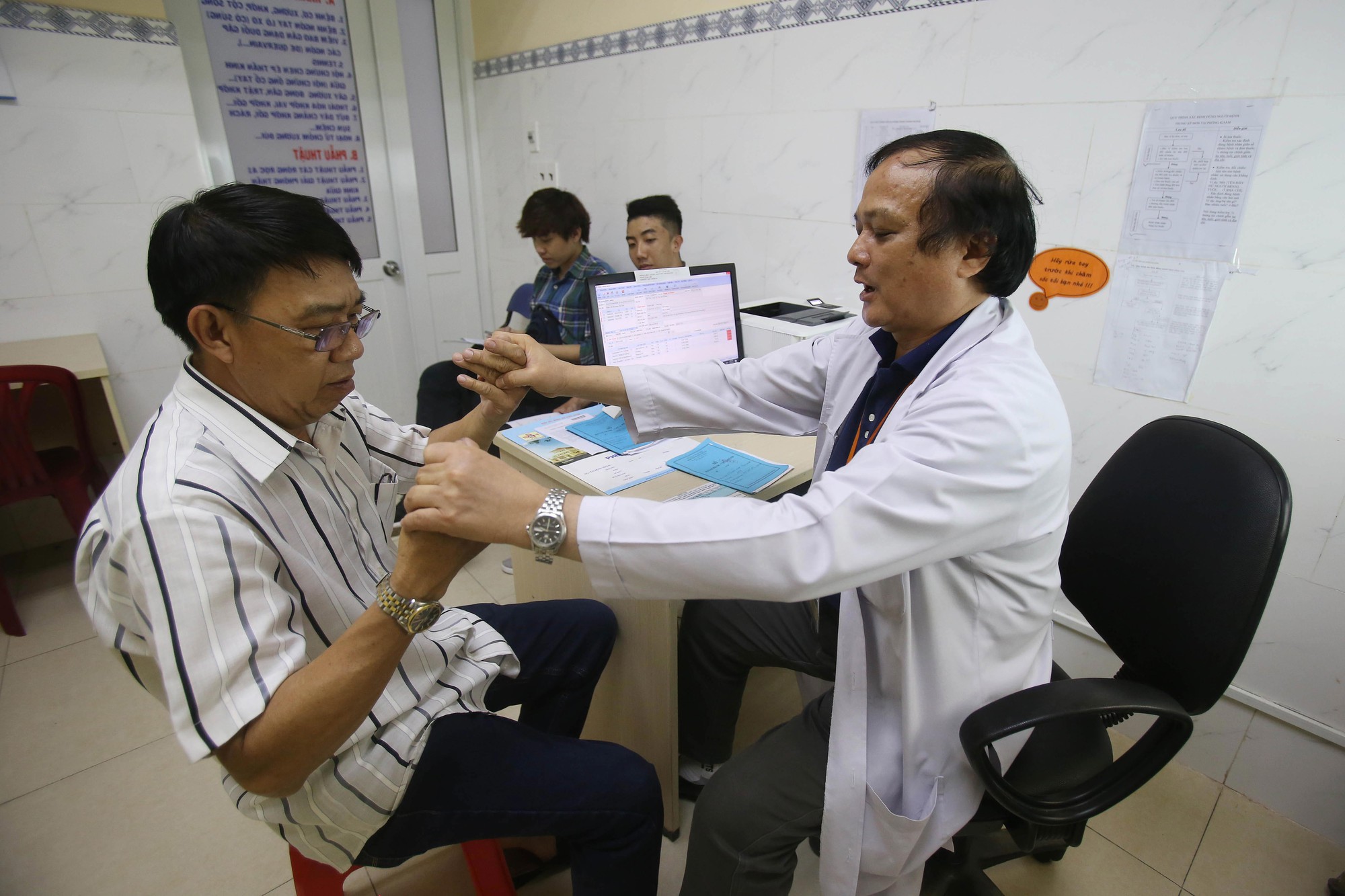 Thương cha mẹ bằng của ngon, vật lạ: Coi chừng!
