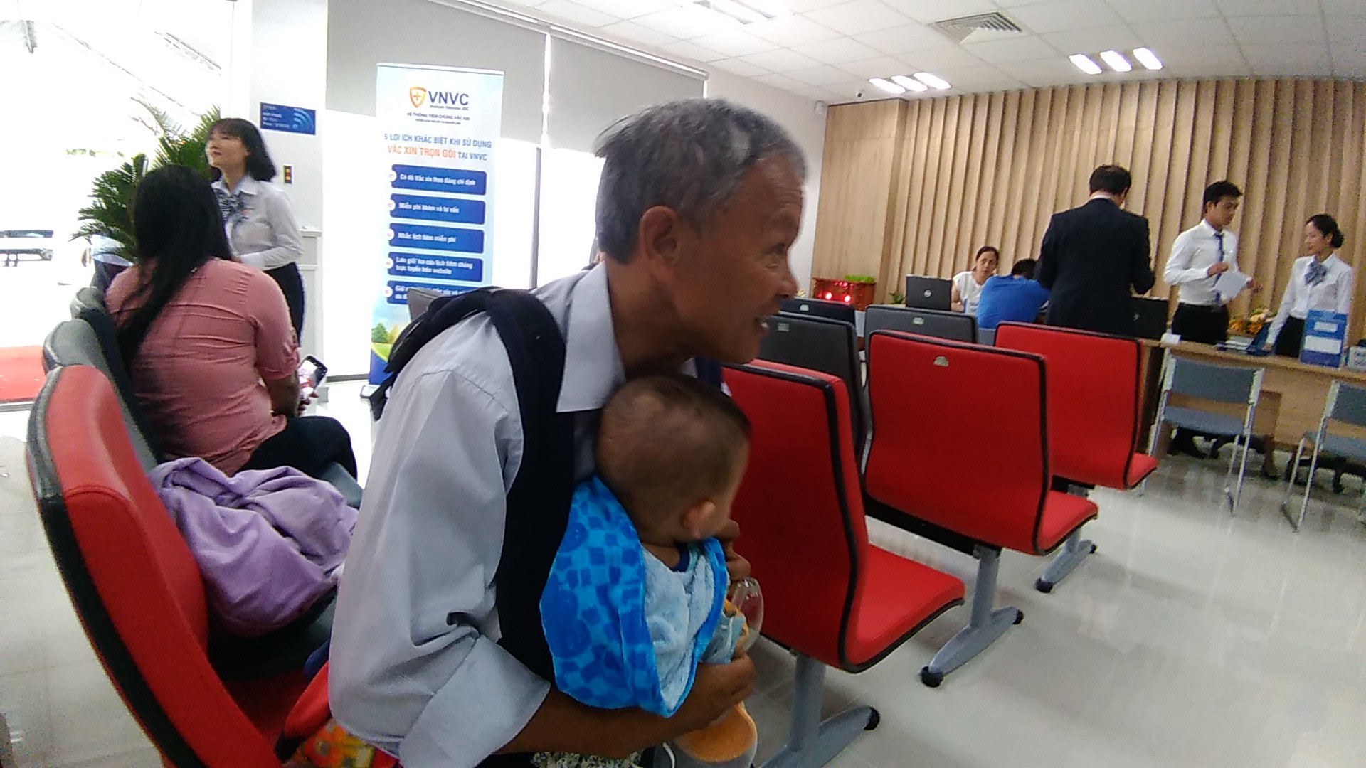 Trẻ hưởng lợi khi đi tiêm chủng vắc xin