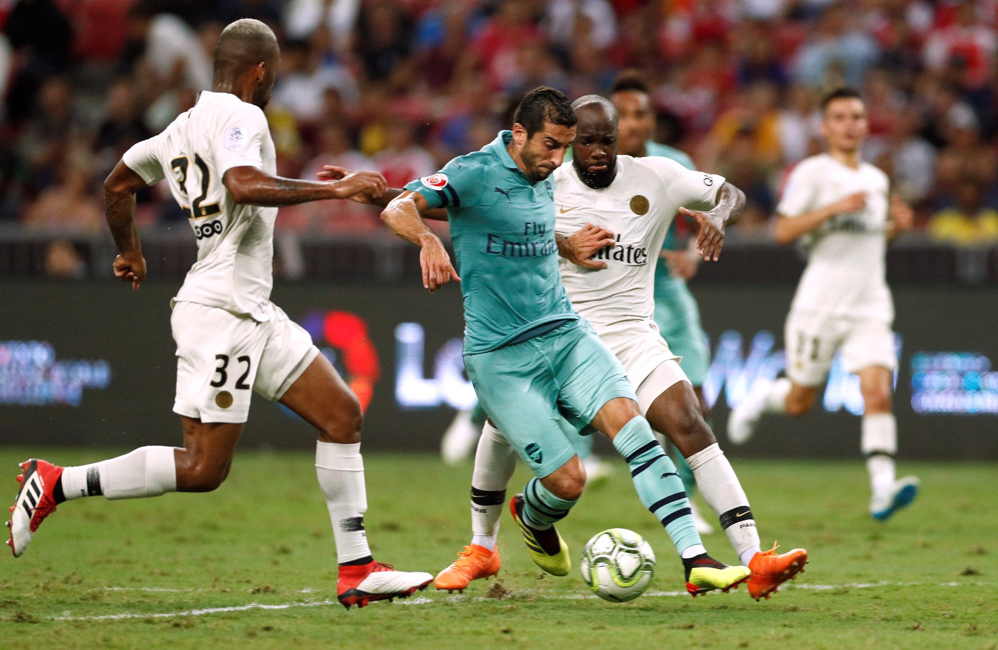 Ozil tỏa sáng, Arsenal đè bẹp PSG