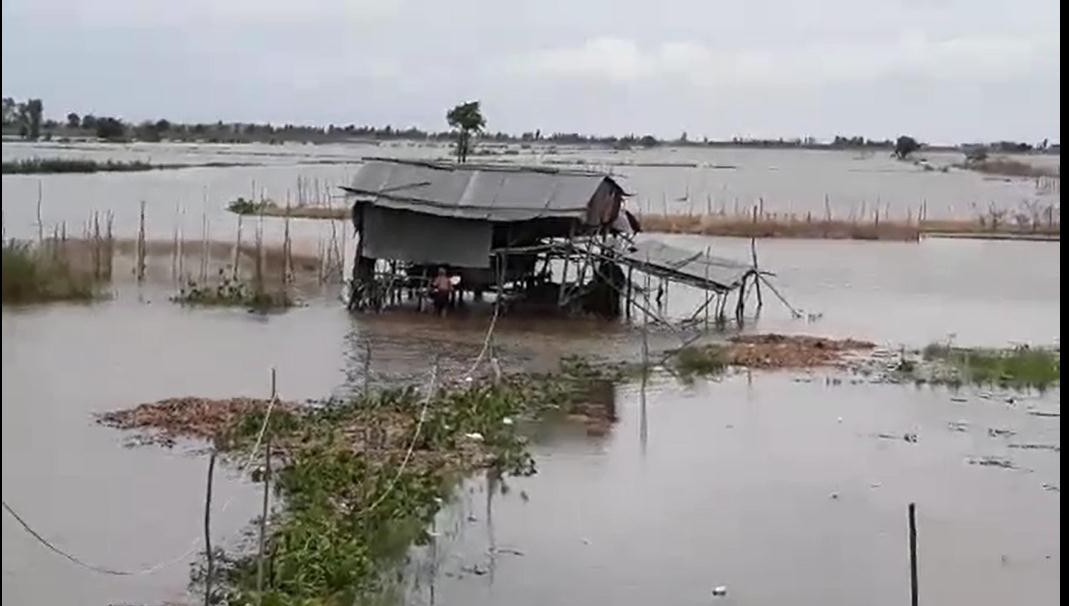 Miền Tây bắt đầu chống chọi với nước lũ từ sự cố vỡ đập ở Lào - Ảnh 1.