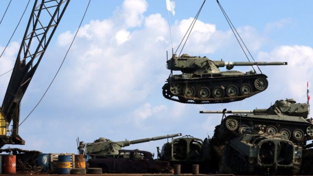 Lebanon dìm 10 xe tăng xuống biển, chĩa nòng súng về phía Israel