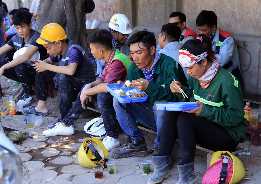 Người H&agrave; Nội cho&aacute;ng v&aacute;ng với nắng gay gắt hơn 40 độ C - Ảnh 10.