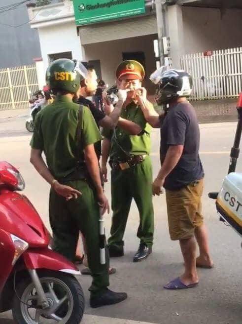 Clip thanh ni&ecirc;n vi phạm giao th&ocirc;ng n&oacute;i: B&aacute;c tao l&agrave; trưởng C&ocirc;ng an TP - Ảnh 2.