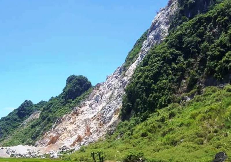 Người đàn ông rơi từ trên vách núi cao 50 m xuống đất tử vong