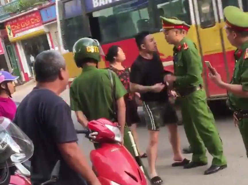 Clip thanh ni&ecirc;n vi phạm giao th&ocirc;ng n&oacute;i: B&aacute;c tao l&agrave; trưởng C&ocirc;ng an TP - Ảnh 3.