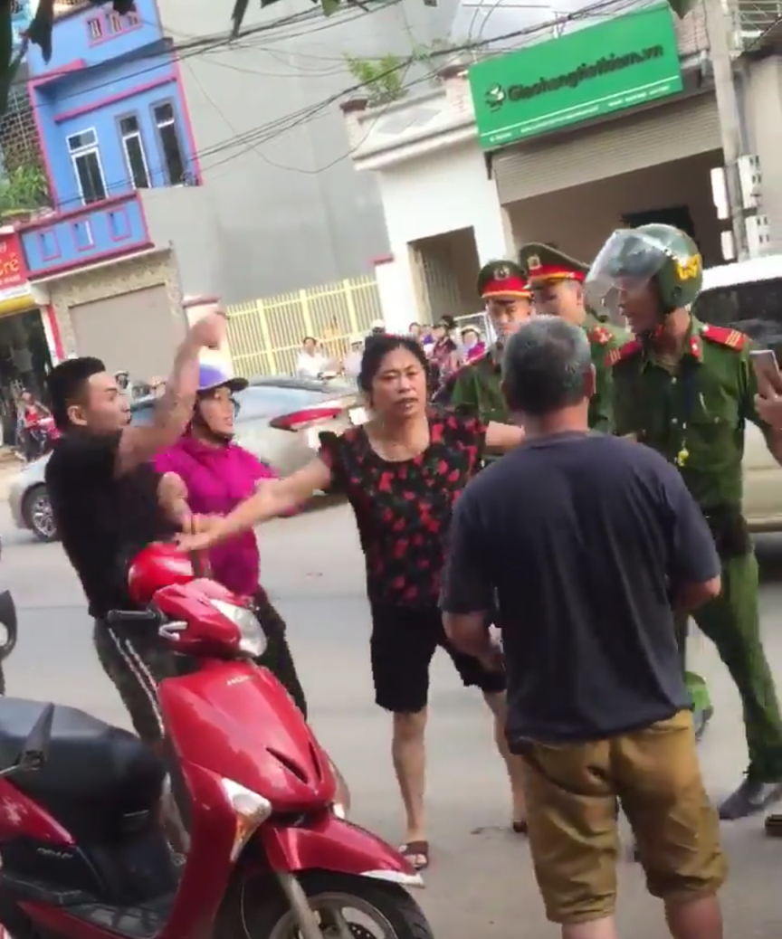 Clip thanh ni&ecirc;n vi phạm giao th&ocirc;ng n&oacute;i: B&aacute;c tao l&agrave; trưởng C&ocirc;ng an TP - Ảnh 4.