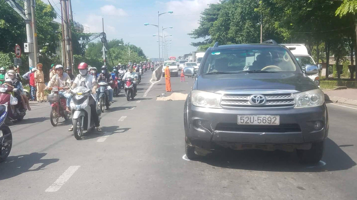 Xe máy va nhau ở dốc cầu Bình Triệu, 1 người bị ôtô cán chết - Ảnh 1.