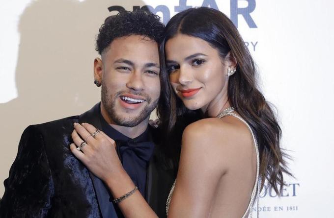 Những người t&igrave;nh n&oacute;ng bỏng của tiền đạo Neymar - Ảnh 1.