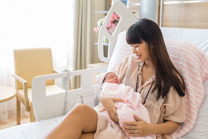 Si&ecirc;u mẫu H&agrave; Anh xuất hiện rạng rỡ sau khi sinh con - Ảnh 1.