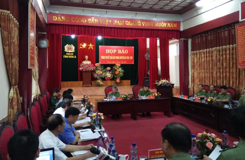 Họp báo vụ đấu súng vây bắt 2 trùm ma túy ở Lóng Luông - Ảnh 1.