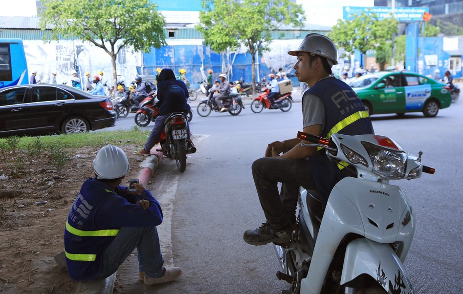 Người H&agrave; Nội cho&aacute;ng v&aacute;ng với nắng gay gắt hơn 40 độ C - Ảnh 13.