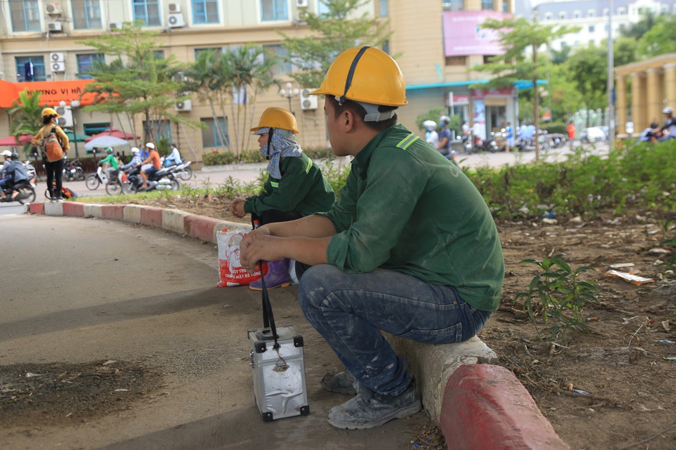 Người H&agrave; Nội cho&aacute;ng v&aacute;ng với nắng gay gắt hơn 40 độ C - Ảnh 14.