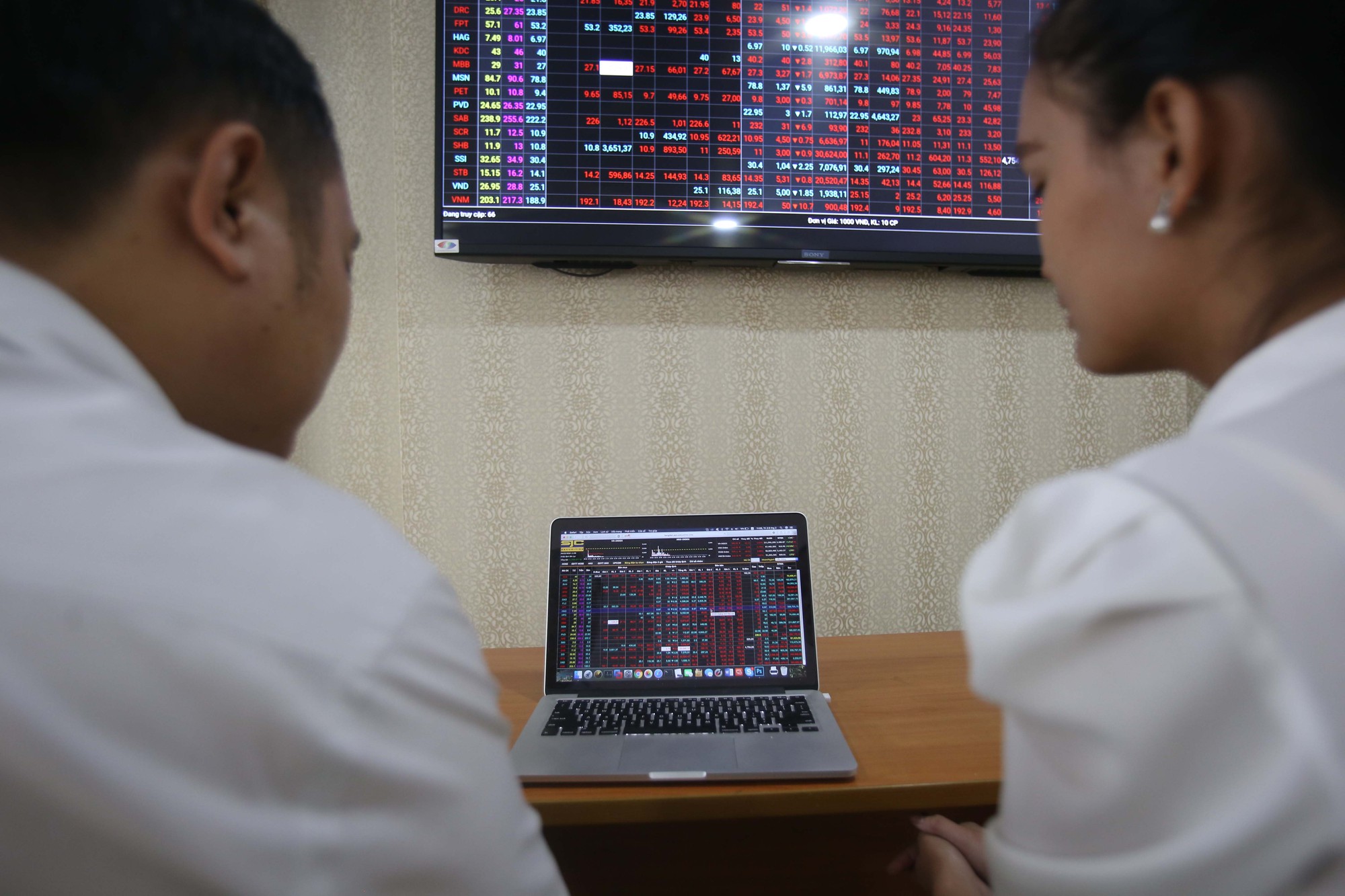 Chứng khoán Việt Nam lại gây "sốc", VN-Index mất hơn 41 điểm