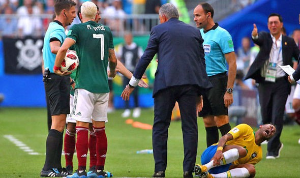 Bị chỉ tr&iacute;ch ăn vạ, Neymar mỉa mai tuyển Mexico - Ảnh 1.