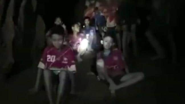 Vụ mắc kẹt trong hang động Th&aacute;i Lan: Điều đầu ti&ecirc;n đội b&oacute;ng nh&iacute; n&oacute;i khi được t&igrave;m thấy l&agrave; g&igrave;? - Ảnh 1.