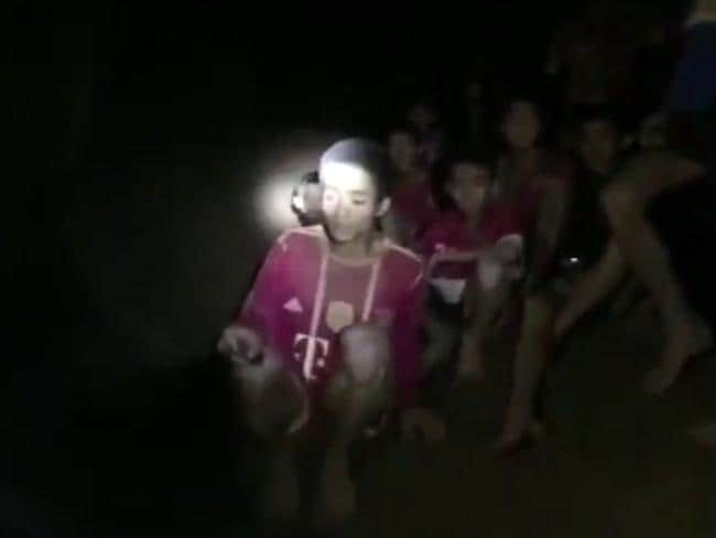 Vụ mắc kẹt trong hang động Th&aacute;i Lan: Điều đầu ti&ecirc;n đội b&oacute;ng nh&iacute; n&oacute;i khi được t&igrave;m thấy l&agrave; g&igrave;? - Ảnh 3.