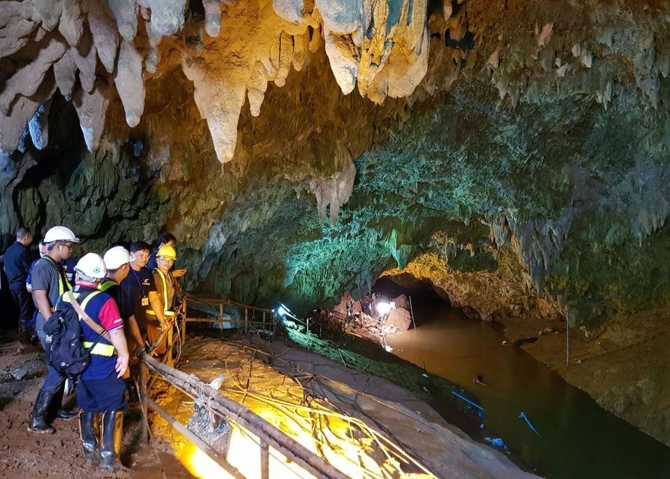 Vụ đội bóng mắc kẹt: May mà các em không bước xuống dòng nước xiết - Ảnh 1.