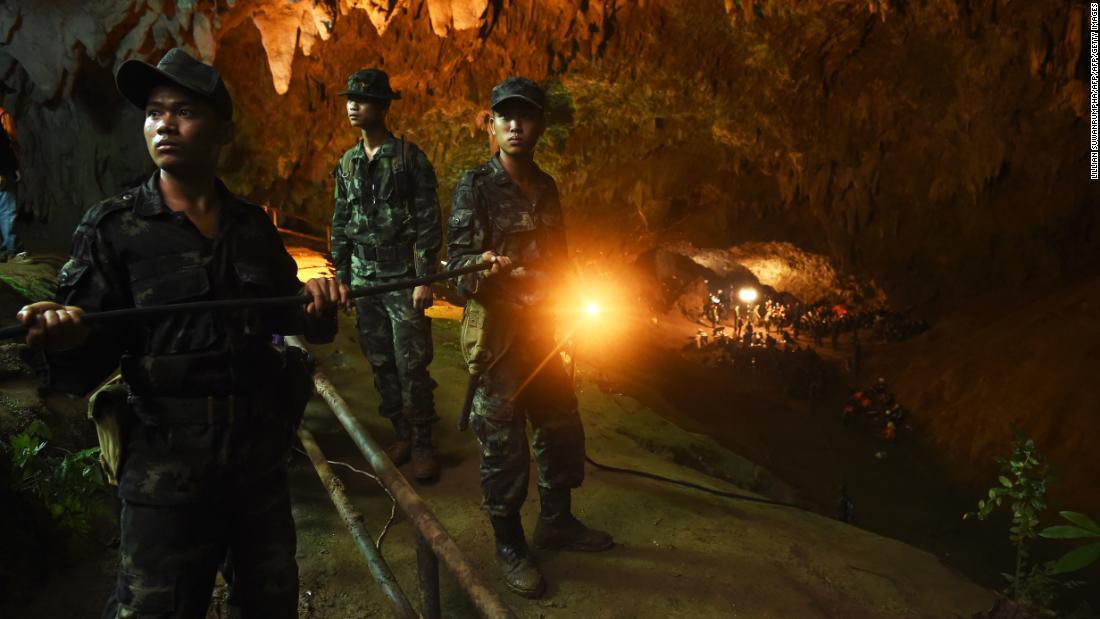 Giải cứu đội bóng nhí Thái Lan: Từ lúc trời trong xanh đến khi cúi đầu cảm ơn đội cứu hộ - Ảnh 7.