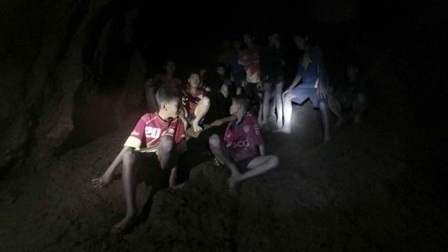 Giải cứu đội bóng nhí Thái Lan: Từ lúc trời trong xanh đến khi cúi đầu cảm ơn đội cứu hộ - Ảnh 8.