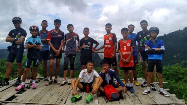 Vụ đội bóng mắc kẹt: 
May mà các em không bước xuống dòng nước xiết