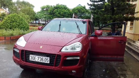 Đi "siêu xe" Porsche vận chuyển 14 bánh heroin