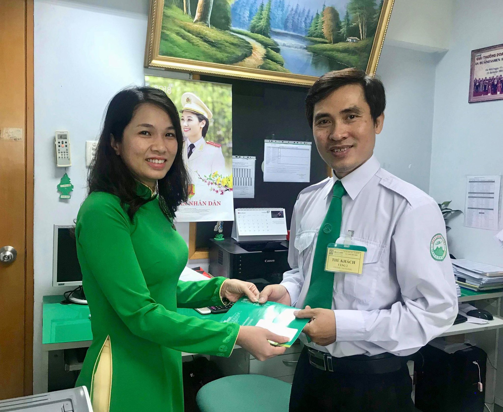 Mai Linh t&igrave;m chủ nh&acirc;n để qu&ecirc;n tiền rất nhiều tr&ecirc;n taxi - Ảnh 2.