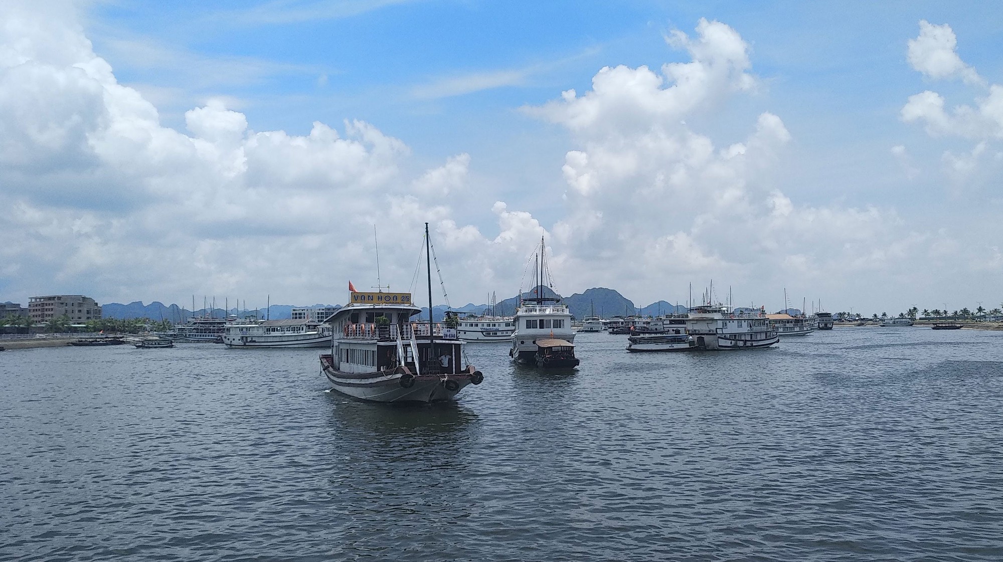 Phí tham quan vịnh Hạ Long lại tăng sốc