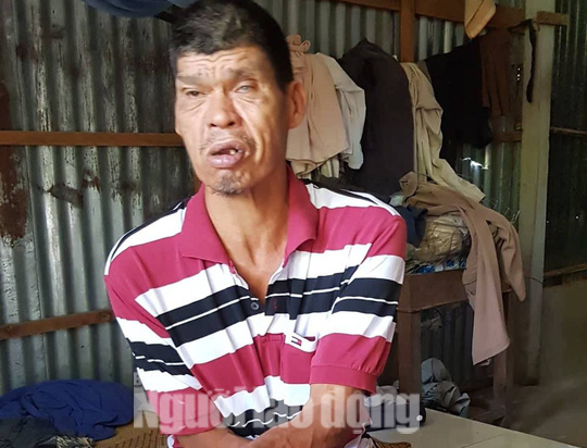 Cuộc sống khó khăn của người "khổng lồ" cao hơn 2,1 m ở miền Tây