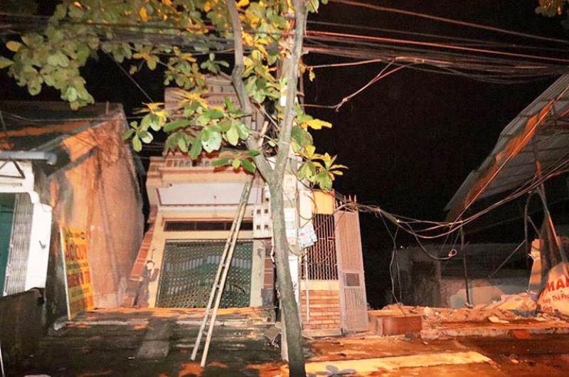 5 căn nhà cao tầng bị “lôi" xuống sông Đà sau tiếng nứt gãy