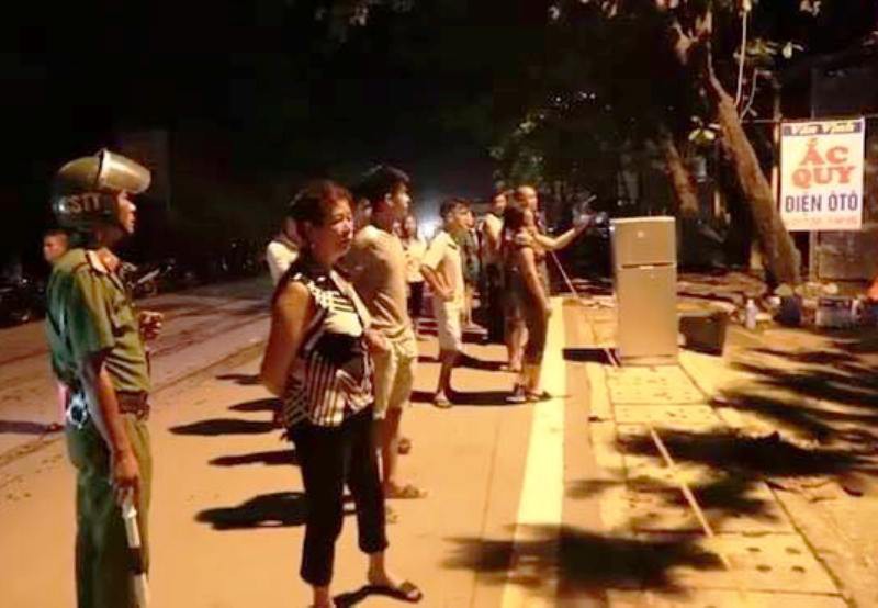 5 căn nhà cao tầng bị “lôi xuống sông Đà sau tiếng nứt gãy - Ảnh 3.