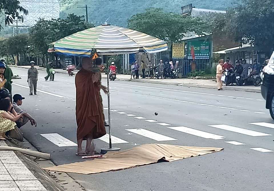 Xe 16 chỗ tông trực diện, kéo lê người và xe máy hơn 50 m