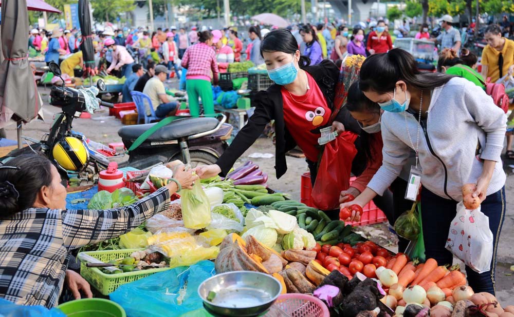 Lương tăng li&ecirc;n tục vẫn kh&ocirc;ng đủ sống - Ảnh 1.