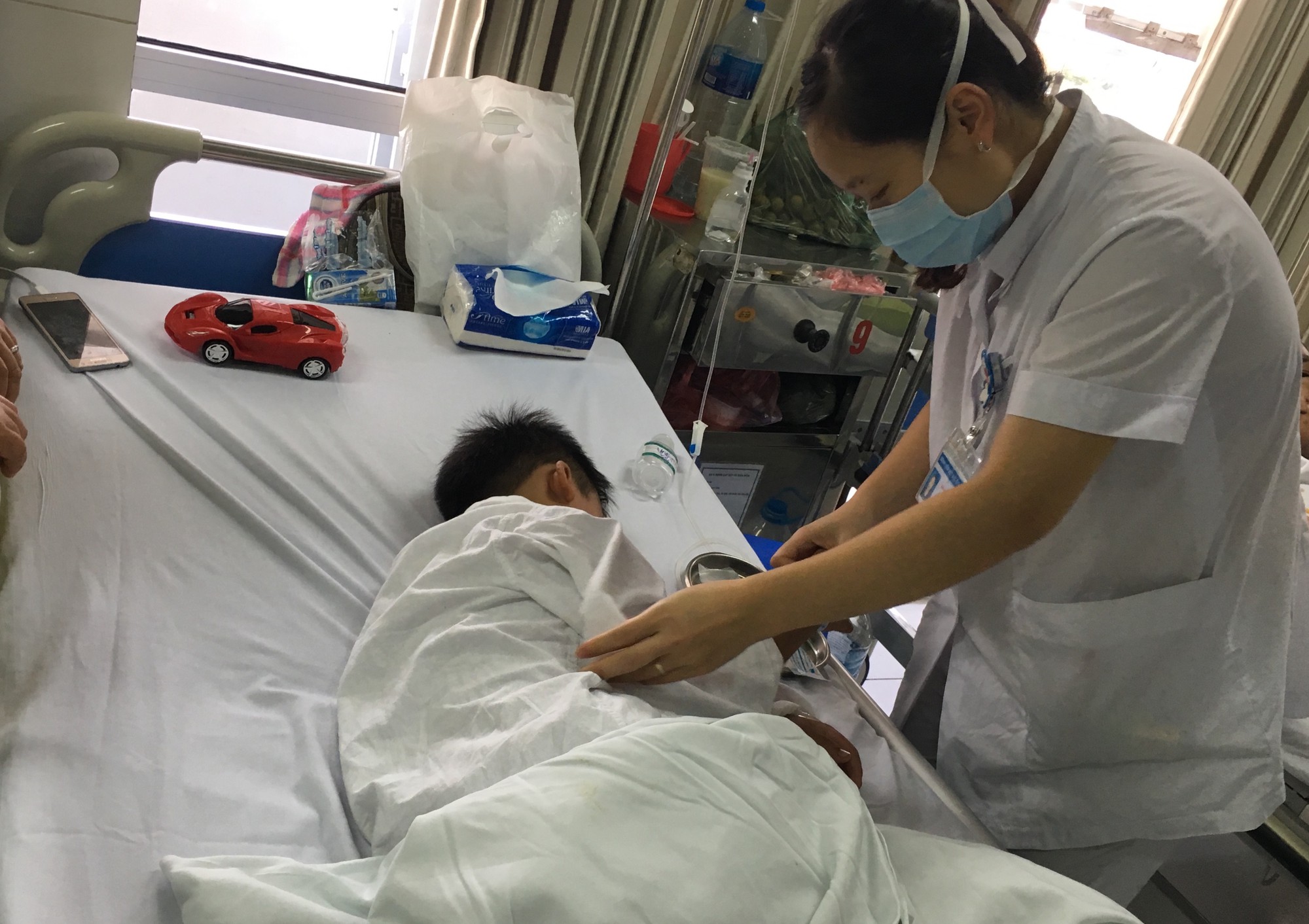 Bé trai 7 tuổi bị chó nhà cắn mất môi