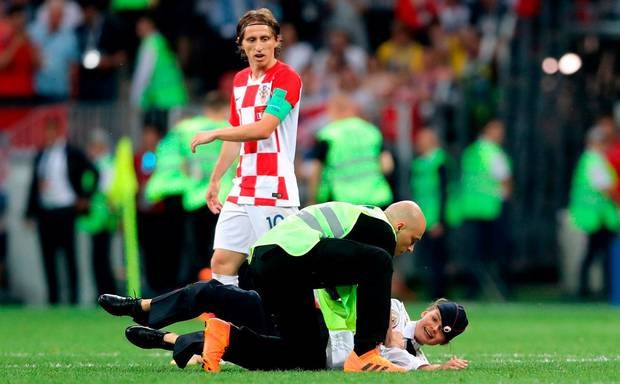 Nh&oacute;m nhạc Nga quấy rối chung kết World Cup lại bị bắt giam - Ảnh 5.