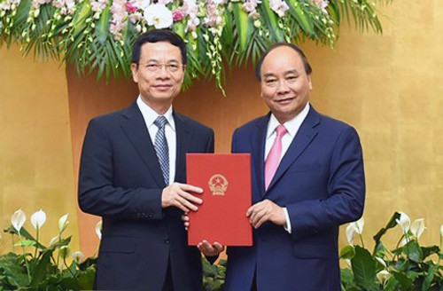 Thủ tướng trao quyết định giao quyền Bộ trưởng TT-TT cho ông Nguyễn Mạnh Hùng
