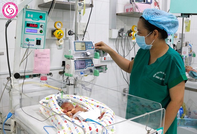 Bé sơ sinh thân tím lạnh được cứu sống kỳ diệu