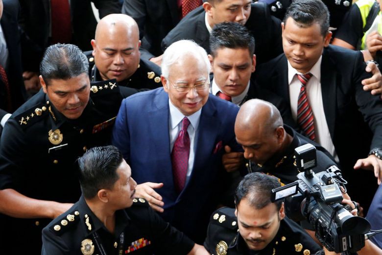 Cựu thủ tướng Malaysia ấm ức vì "không được tự bảo vệ"