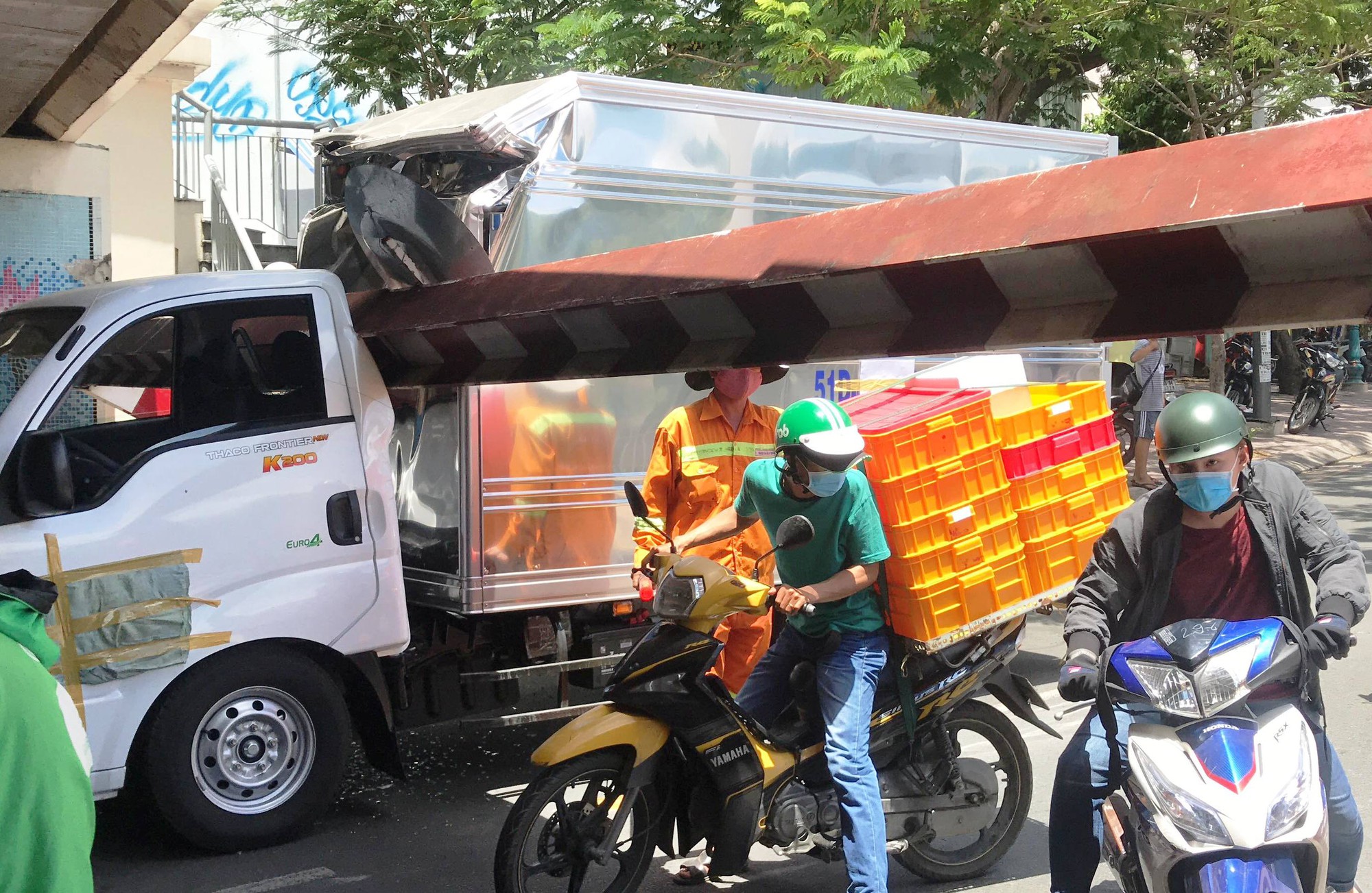 B&oacute; tay với chiếc xe tải liều mạng tr&ecirc;n đường Ho&agrave;ng Sa - Ảnh 2.
