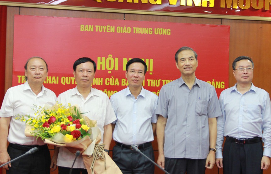 &Ocirc;ng V&otilde; Văn Thưởng trao quyết định bổ nhiệm c&aacute;n bộ của Ban B&iacute; thư - Ảnh 2.