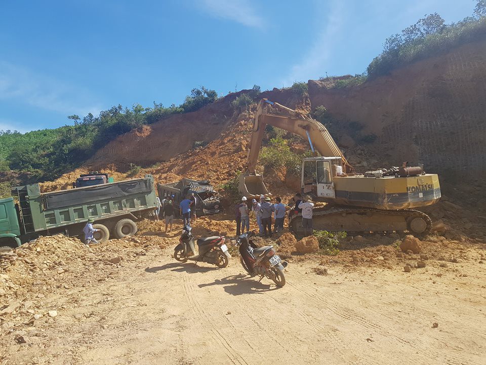 Sập mỏ, 2 tài xế bị vùi lấp cùng 2 xe tải