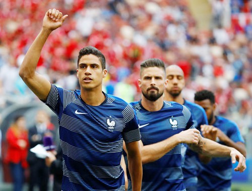 Varane đấu Suarez: Siêu kinh điển ở Nizhny Novogrod