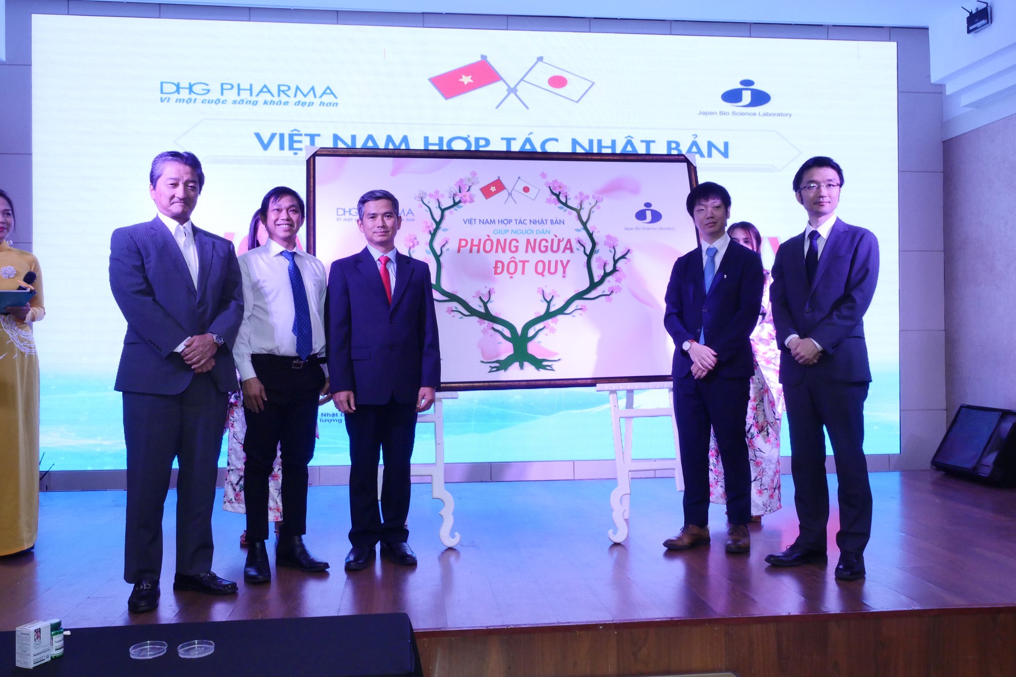 Việt Nam hợp t&aacute;c Nhật Bản gi&uacute;p người d&acirc;n ph&ograve;ng ngừa đột quỵ