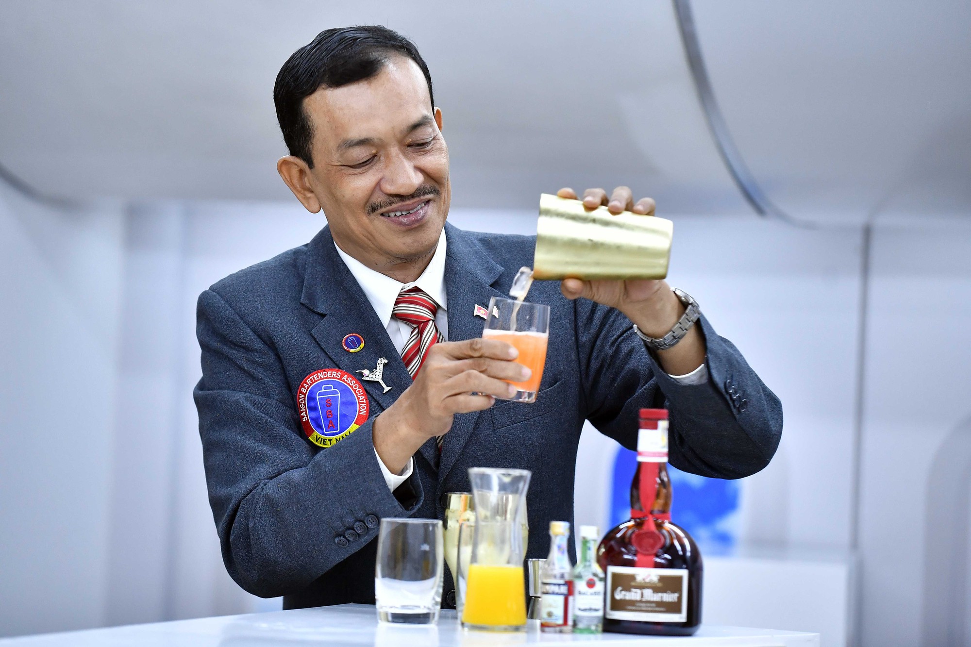 Choáng ngợp với quán bar có độ cao hơn cả đỉnh Everest trên máy bay Vietnam Airlines