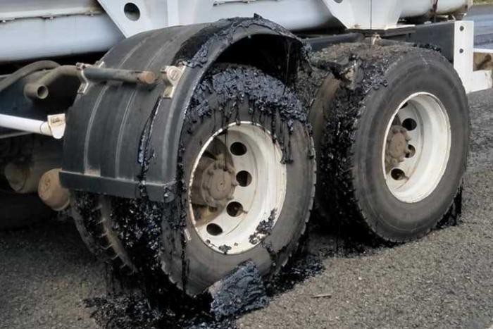 &Uacute;c: N&oacute;ng tới nỗi nhựa đường chảy nh&atilde;o ph&aacute; hỏng b&aacute;nh xe - Ảnh 4.
