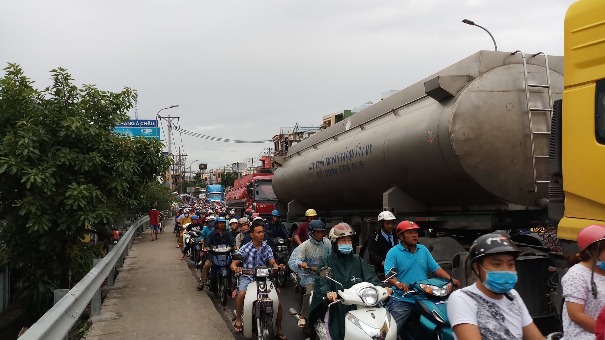 Xe tải cẩu cán chết người, xe buýt tông "xế hộp" như phim
