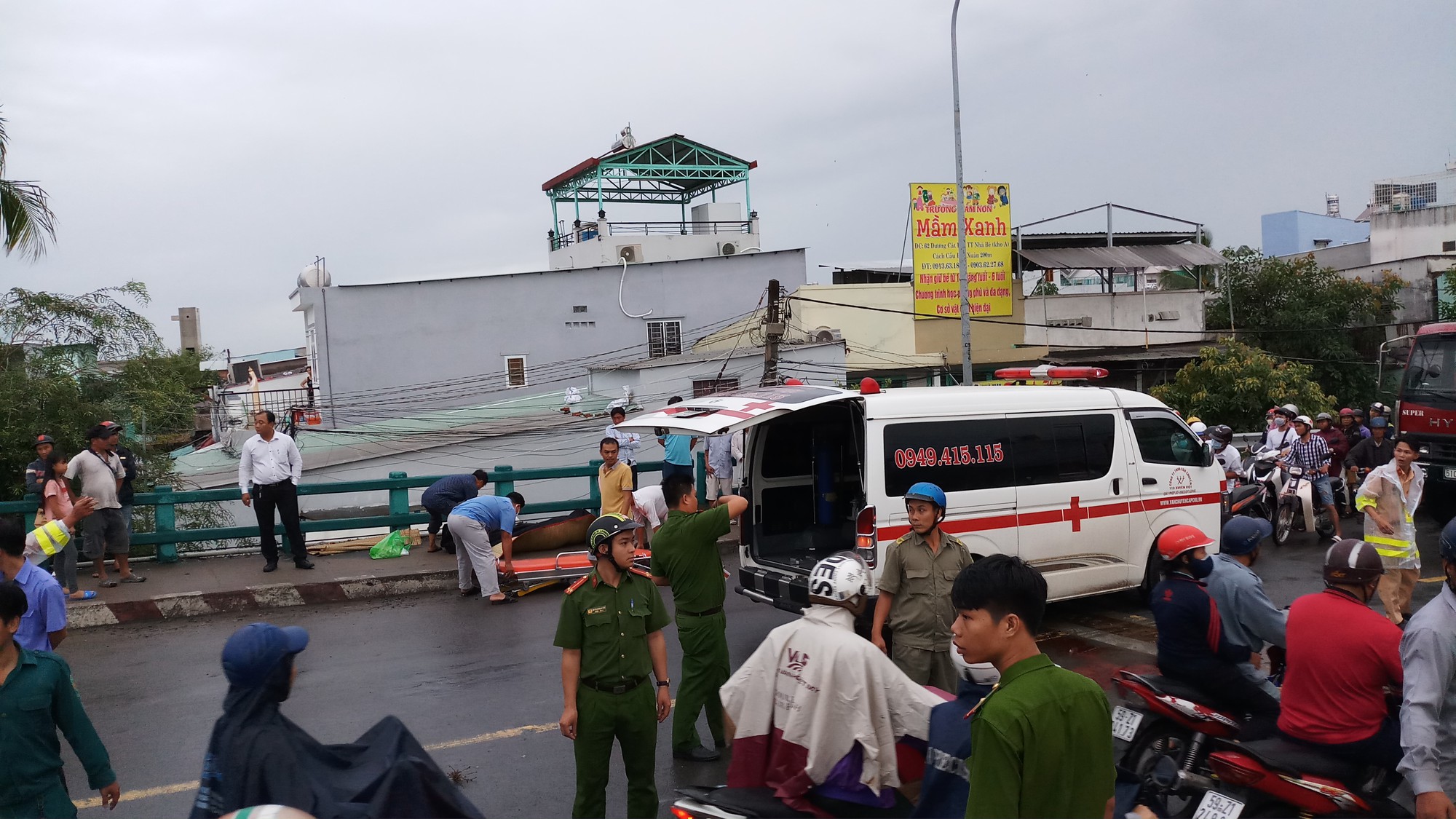 Xe tải cẩu c&aacute;n chết người, xe bu&yacute;t t&ocirc;ng xế hộp như phim - Ảnh 1.